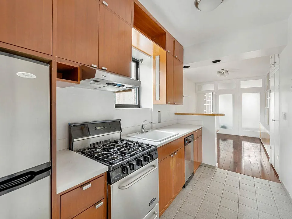 225 W 10th St #2D