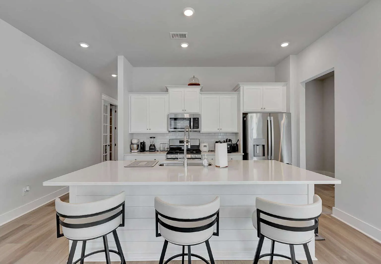 3 bed, 3.0 bath, 2038 sqft, $3,700 — Photo 4