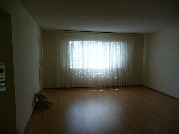front entry into livingroom