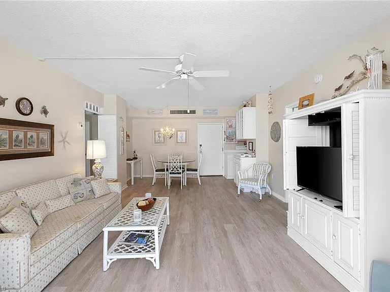 140 Seaview Ct #S902 — Photo 5