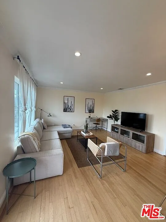 2 bed, 2.0 bath, 1400 sqft, $5,400 — Photo 3