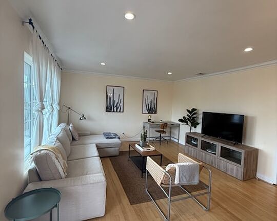 3rd image of 1028 12th St APT 9