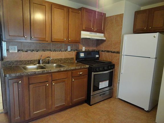 3rd image of 10360 Corning Ave
