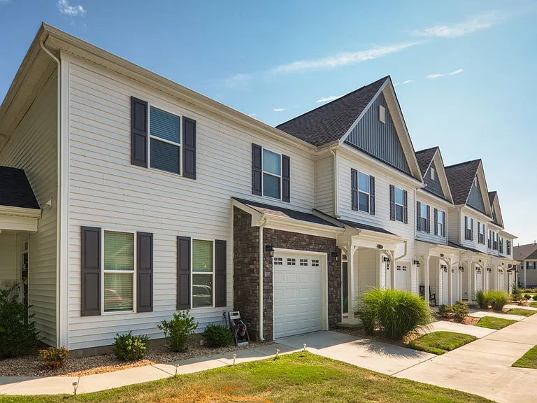 Hillpoint Preserve Townhome Apartments — Photo 4