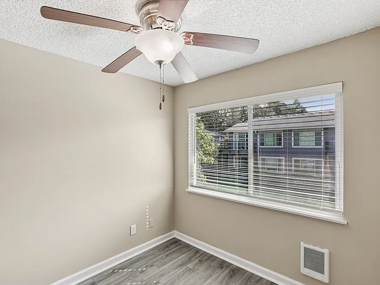 Cornell Manor Apartments — Photo 26