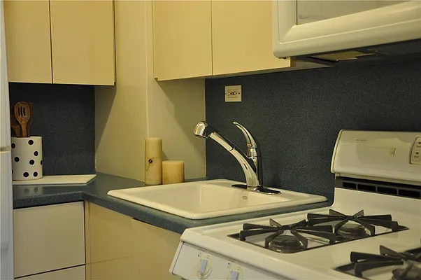 Sold by R New York | media 2