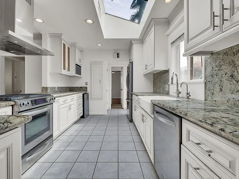 1536 Bonnie Brae St — Photo 10