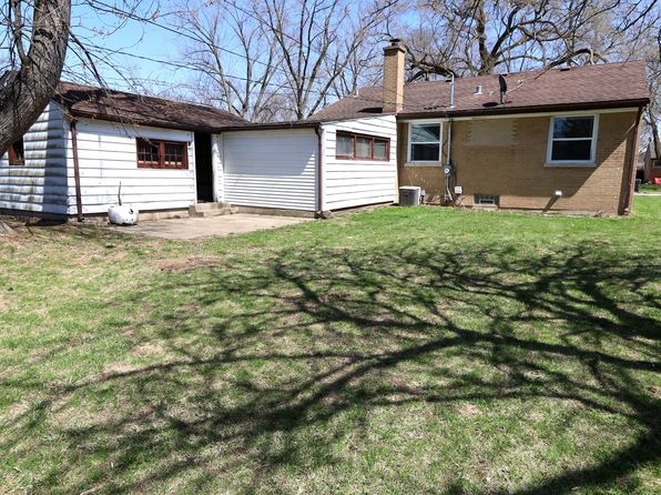 1152 Hiawatha Dr, Elgin, IL 60120