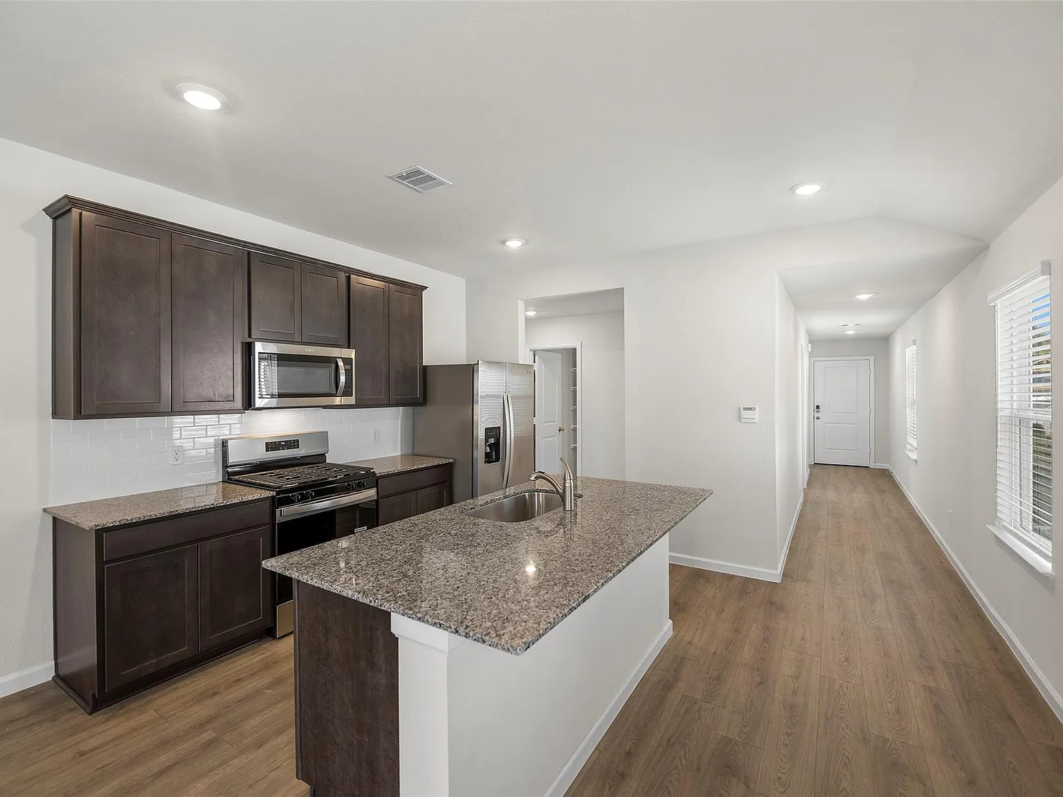 3 bed, 2.0 bath, 1489 sqft, $1,800 — Photo 3