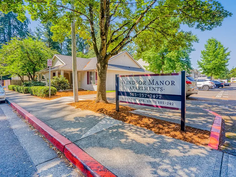 Windsor Manor Apartments — Photo 11