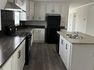 8221 W Cygnes Cir, Fenton, MI 48430