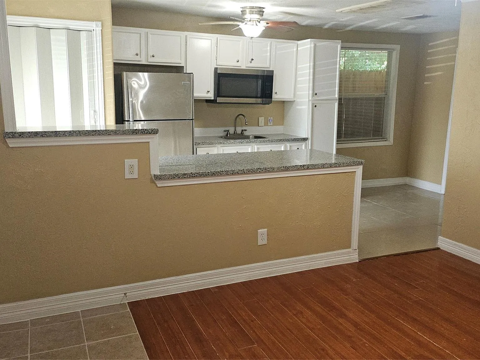 2 bed, 1.0 bath, 850 sqft, $1,295 — Photo 2