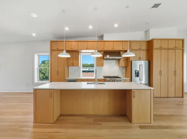 647 Jersey Avenue image 8 of 36