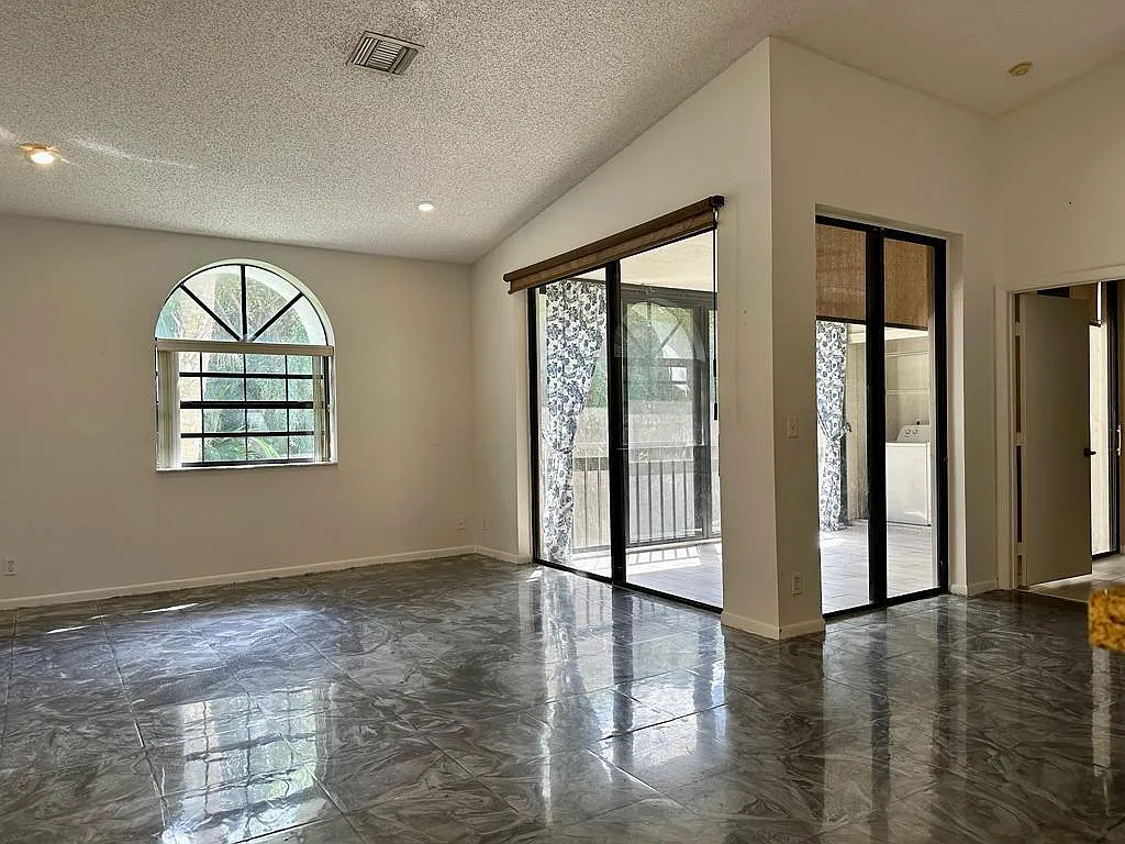 Building Photo - 5438 Verona Dr #L