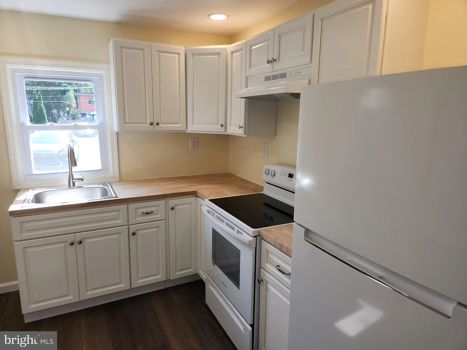 3 bed, 1050 sqft, $2,200 — Photo 3