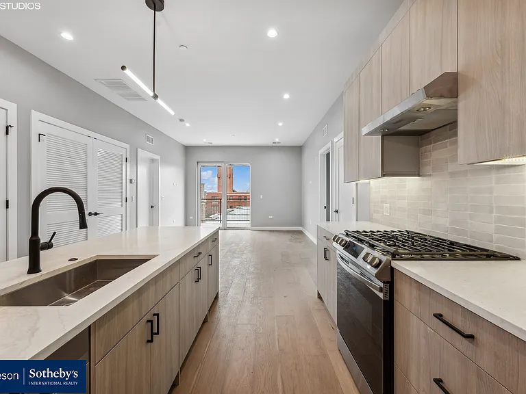 7010 N Glenwood Ave #Penthouse 1 — Photo 2