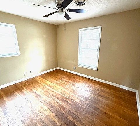 4th image of 1116 Perry Hill Rd