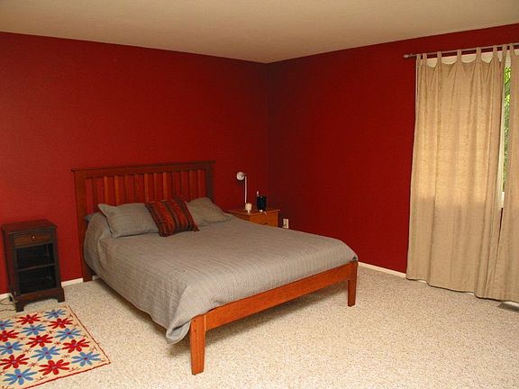 Large Master Bedroom with fll sized master bathroom