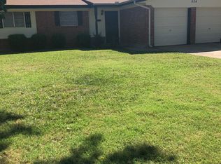 624 SW 12th St, Moore, OK 73160