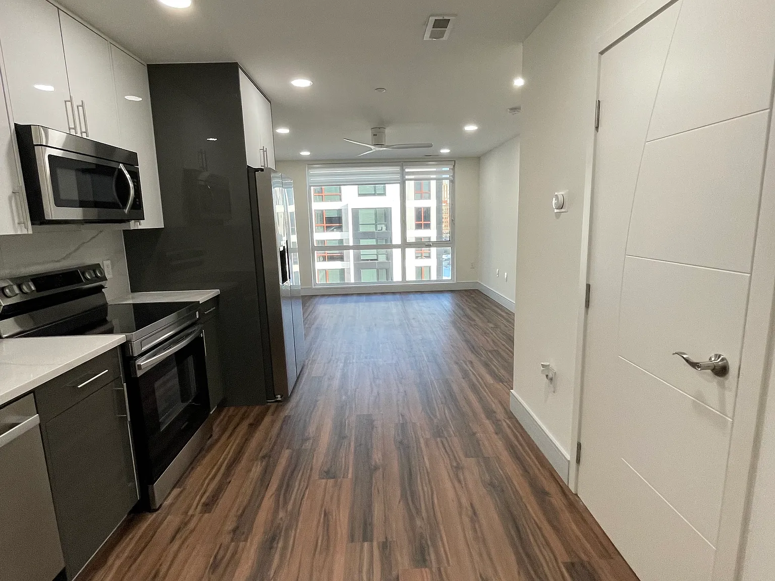 2 bed, 842 sqft, $2,000 — Photo 1