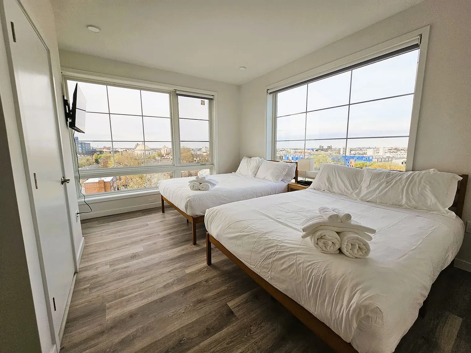 2 bed, 2.0 bath, 8180 sqft, $4,614 — Photo 4