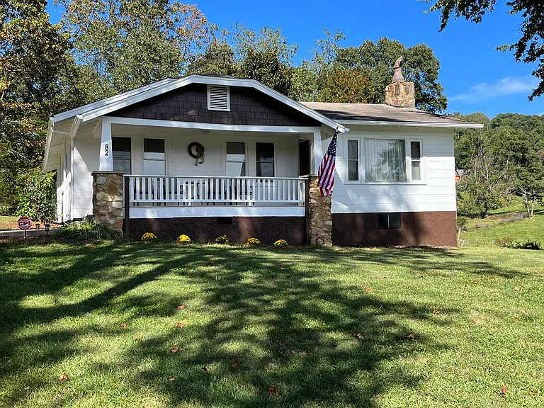 Inviting front porch with view of Mount
Pisgah.