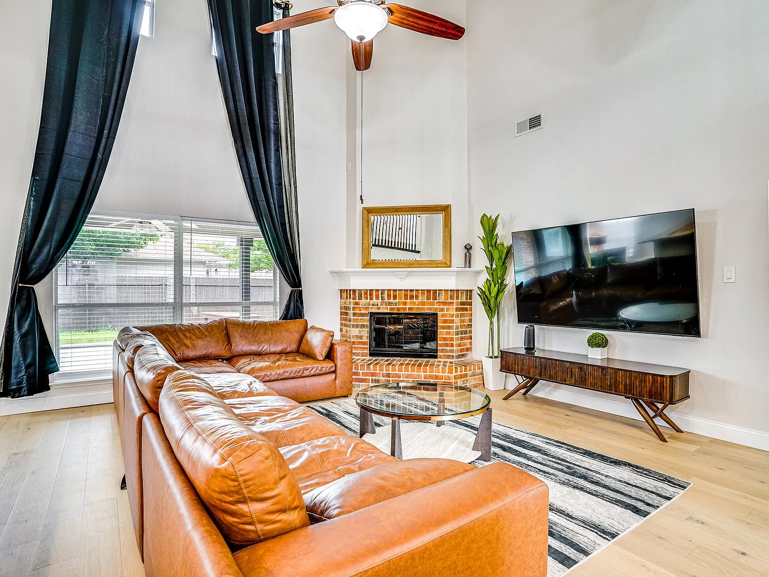 5 bed, 3515 sqft, $9,500 — Photo 1
