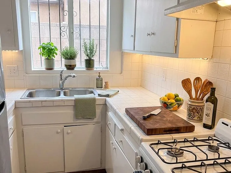 922 Centinela Ave #7 — Photo 4