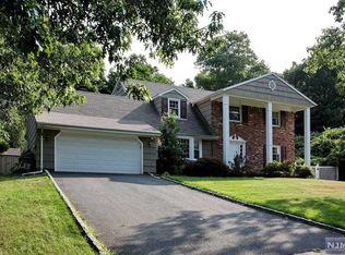 83 W Sheffield St, Oakland, NJ 07436