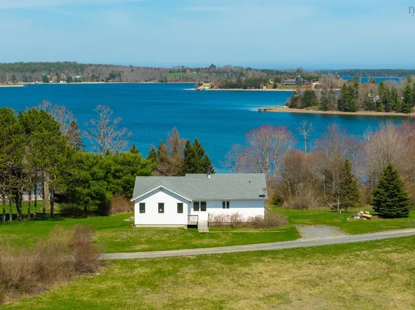 37 Orchard Hts, Lunenburg, NS B0J 2E0
