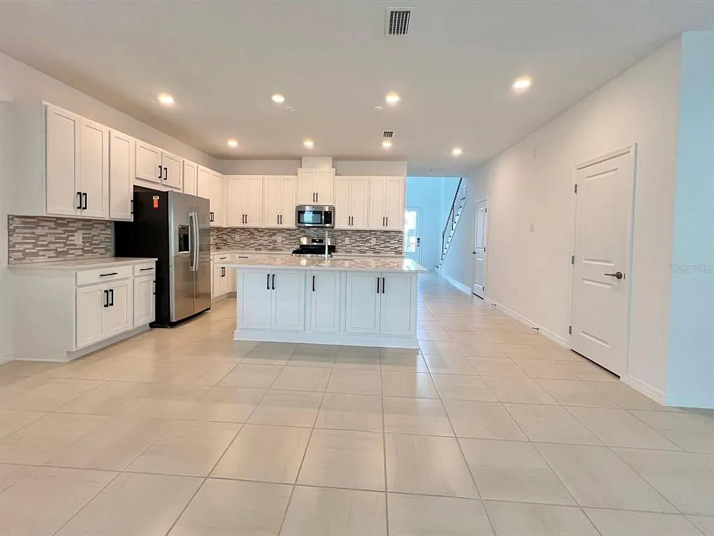 4 bed, 3.5 bath, 2332 sqft, $3,349 — Photo 4