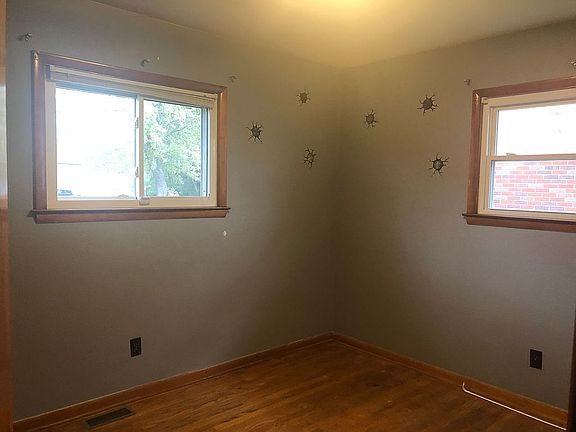 5th image of 181 Eileen St