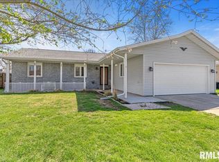 832 Magnolia Dr, Chatham, IL 62629