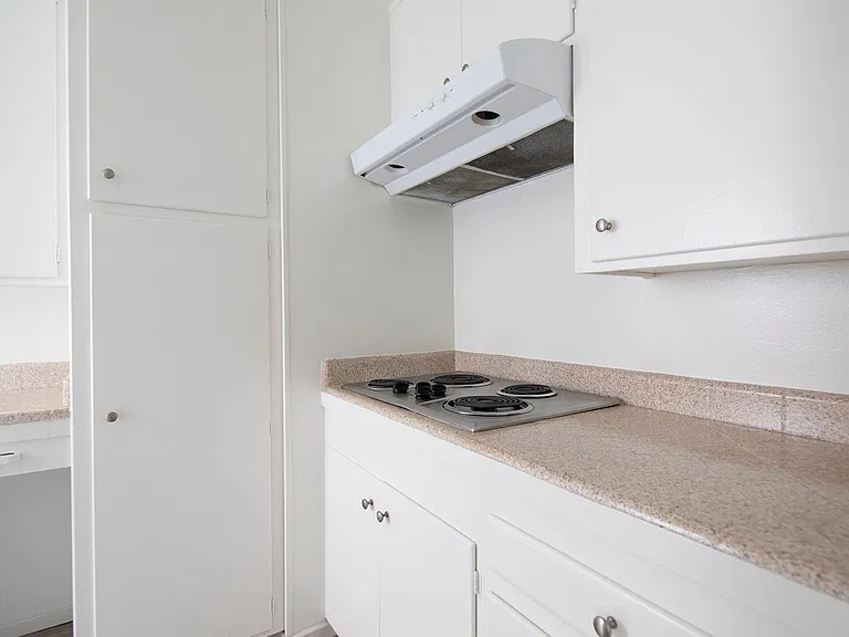 Emerald Manor Apartments — Photo 12