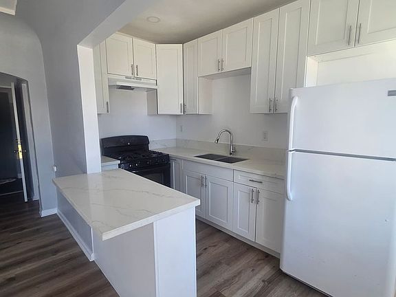 5th image of 3925-3939 E Broadway #205