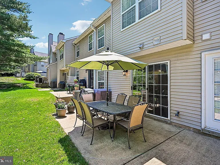 3 bed, 1364 sqft, $2,895 — Photo 3