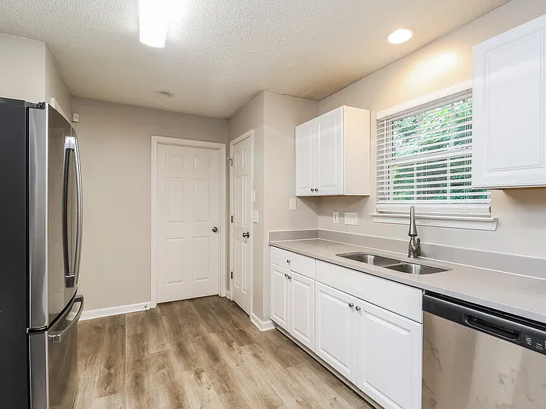 905 Grassy Patch Ln — Photo 8