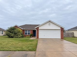 803 Bradford Dr, Gravette, AR 72736