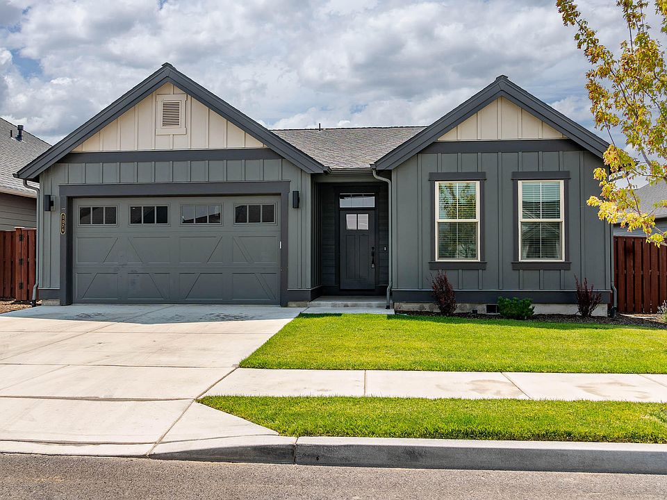 1st image of 1076 NE Henry Dr