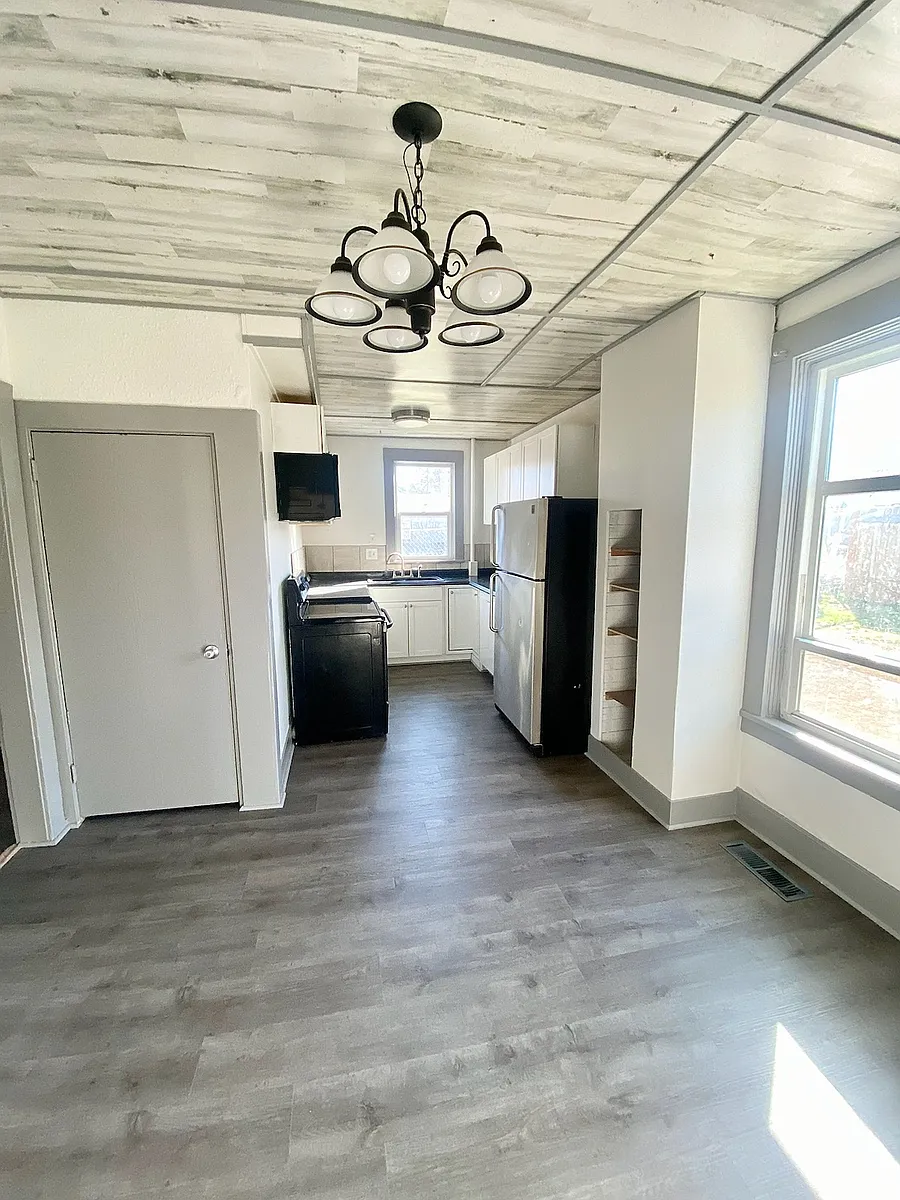 Kitchen - 2502 E Hartson Ave #1