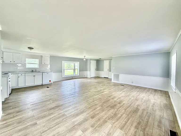 1548 Cornwallis Rd — Photo 2
