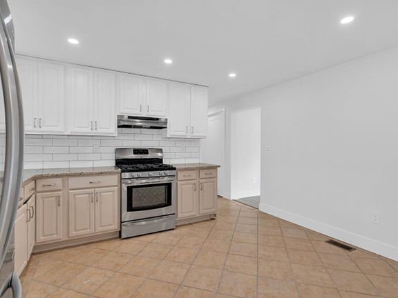 4th image of 1717 1st Ave