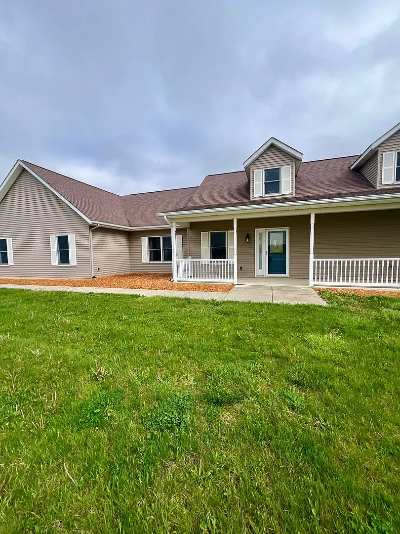 New Listing! 3 Bedroom Home — Photo 3