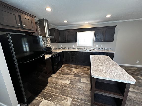 4th image of 292 Marylou Dr S
