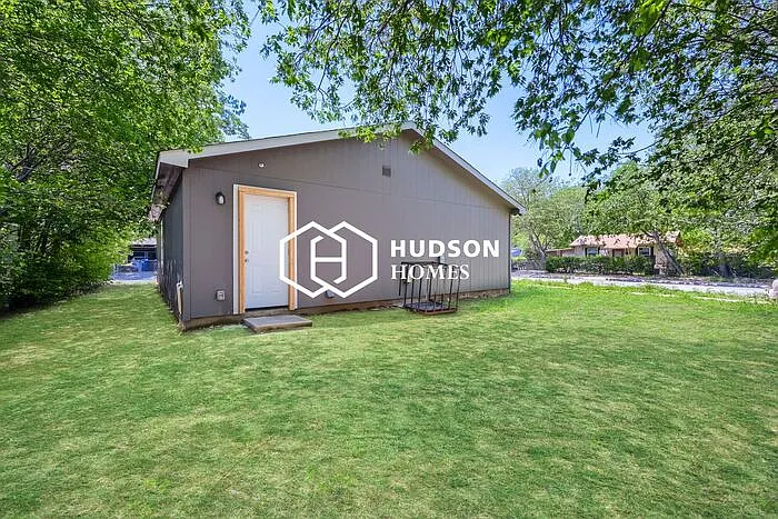 1823 San Carlos St — Photo 12