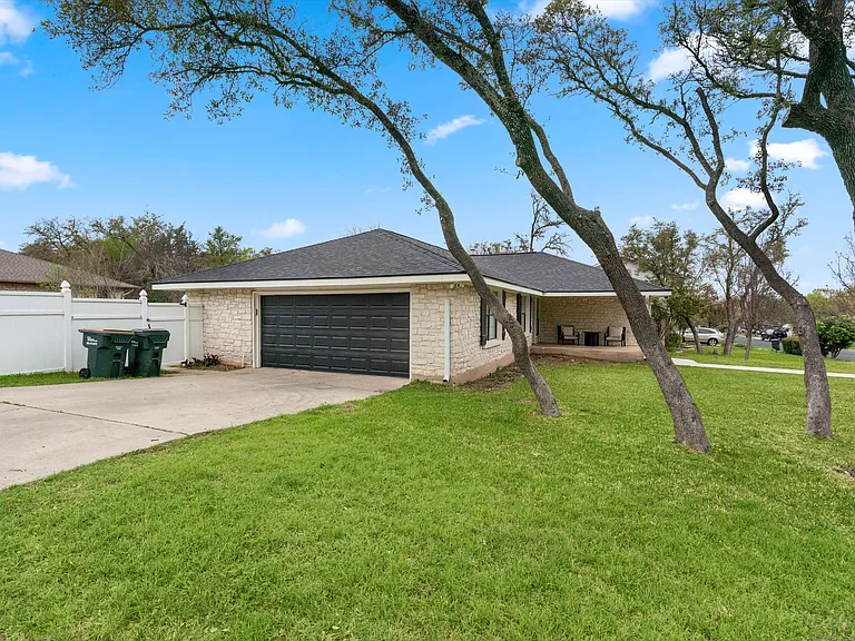 Large Corner Lot in Well Established Neighborhood close to everything! 2 car garage with Automatic opener