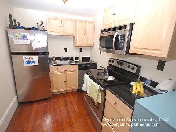5th image of 1071 Beacon St #11
