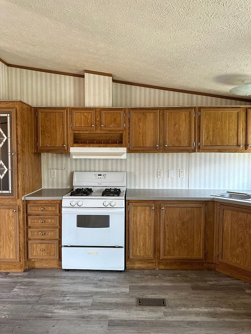 Centrally Located 3 BD 2 BA Modular Home — Photo 4