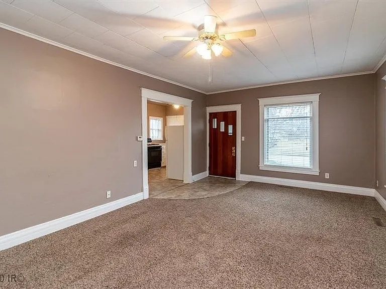 1011 Evelyn St — Photo 8