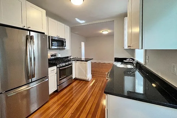 3 bed, 897 sqft, $4,500 — Photo 2